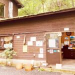 奥道志オートキャンプ場 ㉝奥道志オートキャンプ場 郵便番号 402-0228 住所 山梨県南都留郡道志村12637 電話番号 0554-52-2027 ホームページURL https://www.okudoshi.net メールアドレス - 車でのアクセス 中央道 相模湖IC 60分、都留IC 40分／東名 御殿場IC 50分／圏央道 相模原IC 60分 チェックイン 13時 チェックアウト 11時 休業期間 11月中旬～4月中旬 サイト／バンガロー サイト 38／バンガロー 3棟 支払方法 現金 清流での川遊び