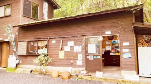 奥道志オートキャンプ場 ㉝奥道志オートキャンプ場 郵便番号 402-0228 住所 山梨県南都留郡道志村12637 電話番号 0554-52-2027 ホームページURL https://www.okudoshi.net メールアドレス - 車でのアクセス 中央道 相模湖IC 60分、都留IC 40分／東名 御殿場IC 50分／圏央道 相模原IC 60分 チェックイン 13時 チェックアウト 11時 休業期間 11月中旬～4月中旬 サイト／バンガロー サイト 38／バンガロー 3棟 支払方法 現金 清流での川遊び